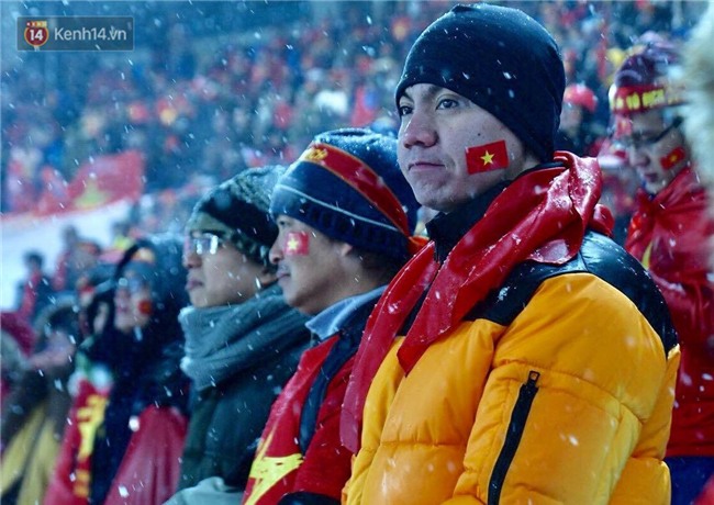 Người hâm mộ khắp nơi sáng tác thơ tặng U23 Việt Nam: Mười một chàng trai luôn ngẩng cao đầu vào trận - Ảnh 1.