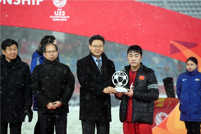 Không hổ là danh hài, Hoài Linh động viên các cầu thủ U23 Việt Nam siêu duyên dáng-2