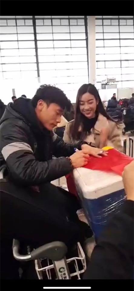 Hoa hậu Đỗ Mỹ Linh gặp Bùi Tiến Dũng và các cầu thủ U23 Việt Nam tại sân bay - Ảnh 1.