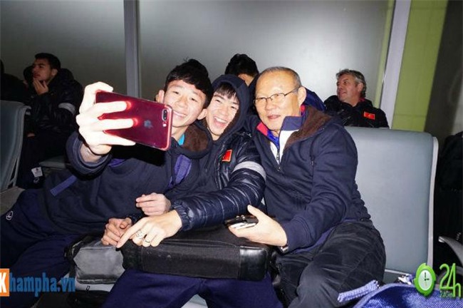 truc tiep u23 viet nam ve nuoc: anh moi cua thay tro park hang-seo tren chuyen co ve noi bai - 11