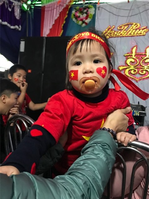 Khi cổ động viên nhí siêu đáng yêu xem bóng đá: Nhóc vừa xem vừa ngậm ti giả, nhóc giãy nảy vì Việt Nam hụt cúp vàng - Ảnh 1.