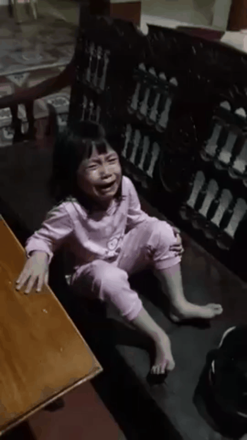 Khi cổ động viên nhí siêu đáng yêu xem bóng đá: Nhóc vừa xem vừa ngậm ti giả, nhóc giãy nảy vì Việt Nam hụt cúp vàng - Ảnh 10.