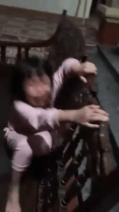 Khi cổ động viên nhí siêu đáng yêu xem bóng đá: Nhóc vừa xem vừa ngậm ti giả, nhóc giãy nảy vì Việt Nam hụt cúp vàng - Ảnh 12.