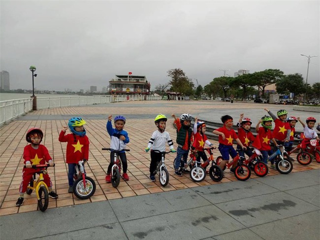 Khi cổ động viên nhí siêu đáng yêu xem bóng đá: Nhóc vừa xem vừa ngậm ti giả, nhóc giãy nảy vì Việt Nam hụt cúp vàng - Ảnh 2.