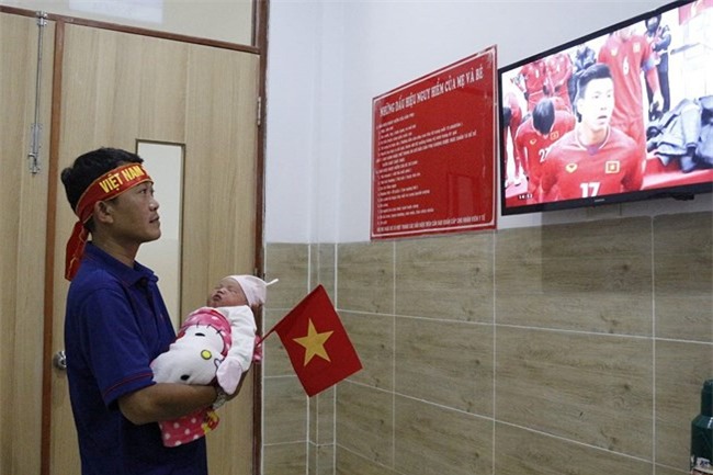 Khi cổ động viên nhí siêu đáng yêu xem bóng đá: Nhóc vừa xem vừa ngậm ti giả, nhóc giãy nảy vì Việt Nam hụt cúp vàng - Ảnh 3.