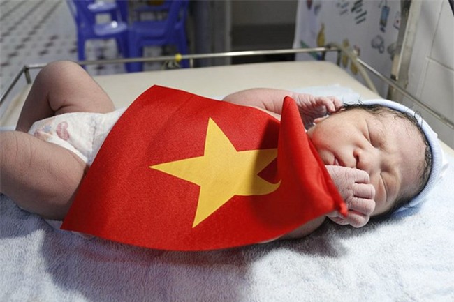 Khi cổ động viên nhí siêu đáng yêu xem bóng đá: Nhóc vừa xem vừa ngậm ti giả, nhóc giãy nảy vì Việt Nam hụt cúp vàng - Ảnh 4.