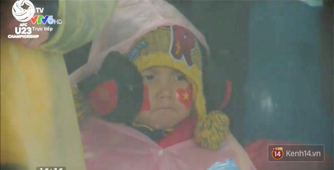 Khi cổ động viên nhí siêu đáng yêu xem bóng đá: Nhóc vừa xem vừa ngậm ti giả, nhóc giãy nảy vì Việt Nam hụt cúp vàng - Ảnh 5.