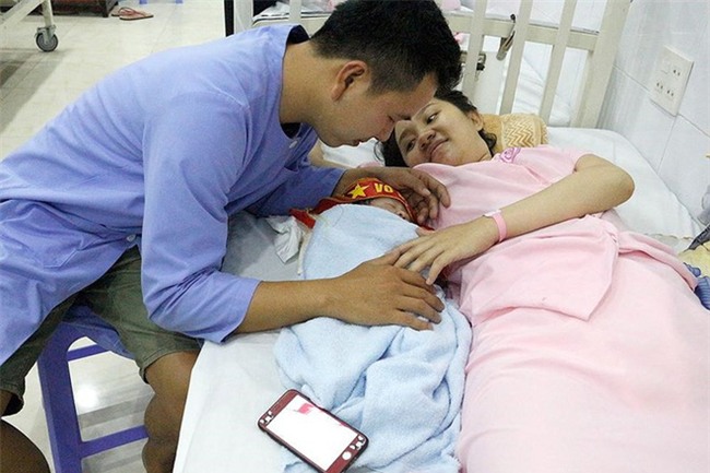 Khi cổ động viên nhí siêu đáng yêu xem bóng đá: Nhóc vừa xem vừa ngậm ti giả, nhóc giãy nảy vì Việt Nam hụt cúp vàng - Ảnh 6.