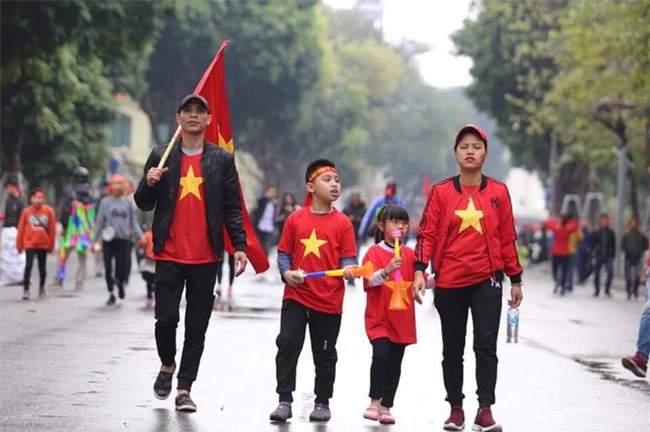 Khi cổ động viên nhí siêu đáng yêu xem bóng đá: Nhóc vừa xem vừa ngậm ti giả, nhóc giãy nảy vì Việt Nam hụt cúp vàng - Ảnh 8.