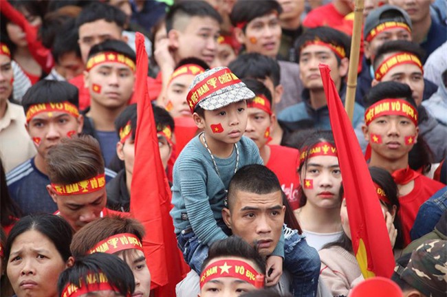 Khi cổ động viên nhí siêu đáng yêu xem bóng đá: Nhóc vừa xem vừa ngậm ti giả, nhóc giãy nảy vì Việt Nam hụt cúp vàng - Ảnh 9.