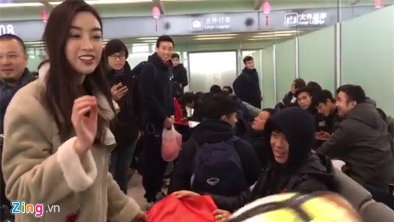 Hoa hau Do My Linh gap go thu mon Bui Tien Dung truoc khi ve nuoc hinh anh 1