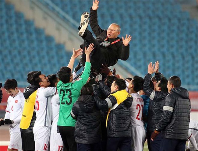 Hành động đáng yêu của “ông chú Hàn Quốc”: Kéo vai Trọng Đại, tựa đầu ngủ như 2 bố con ở sân bay - Ảnh 5.