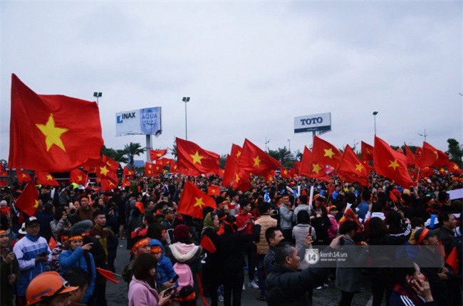 Người hâm mộ đổ về chào đón đổi tuyển U23 Việt Nam, sân bay Nội Bài ùn tắc nghiêm trọng - Ảnh 1.