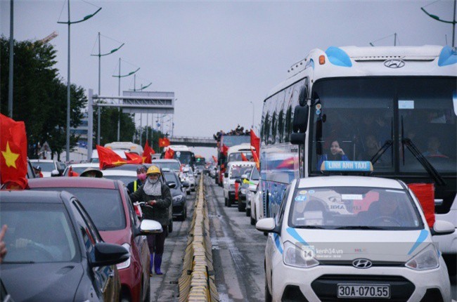 Người hâm mộ đổ về chào đón đổi tuyển U23 Việt Nam, sân bay Nội Bài ùn tắc nghiêm trọng - Ảnh 2.