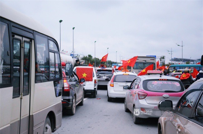 Người hâm mộ đổ về chào đón đổi tuyển U23 Việt Nam, sân bay Nội Bài ùn tắc nghiêm trọng - Ảnh 3.