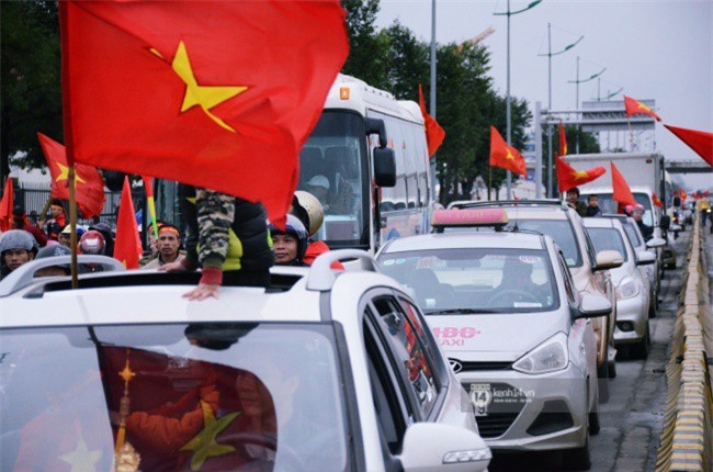 Người hâm mộ đổ về chào đón đổi tuyển U23 Việt Nam, sân bay Nội Bài ùn tắc nghiêm trọng - Ảnh 4.