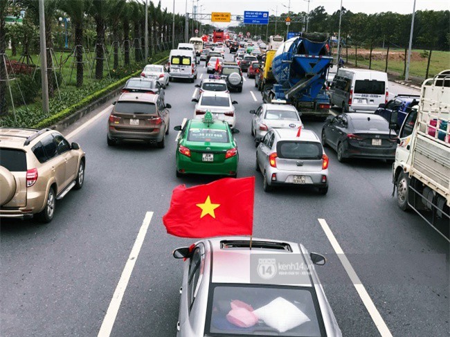 Người hâm mộ đổ về chào đón đổi tuyển U23 Việt Nam, sân bay Nội Bài ùn tắc nghiêm trọng - Ảnh 6.