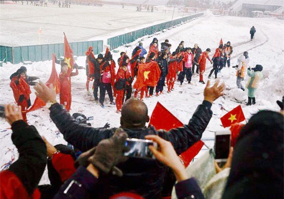 Này các chàng U23, chỉ được buồn ngày hôm qua thôi nhé, hôm nay trở về nếu có khóc hãy khóc vì mừng vui - Ảnh 1.