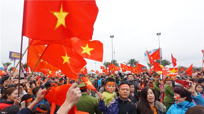 Bien co do sao vang chao don chien binh U23 Viet Nam o Noi Bai hinh anh 2