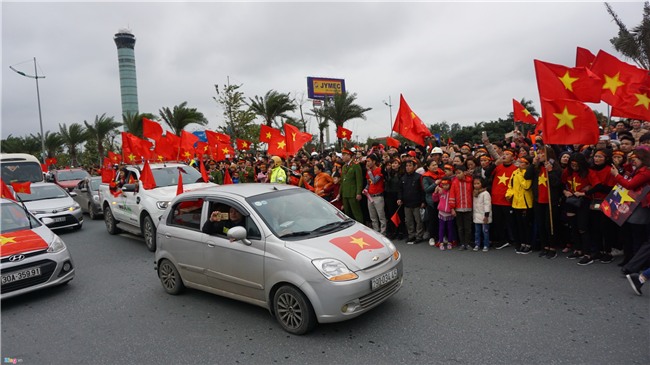 Bien co do sao vang chao don chien binh U23 Viet Nam o Noi Bai hinh anh 5