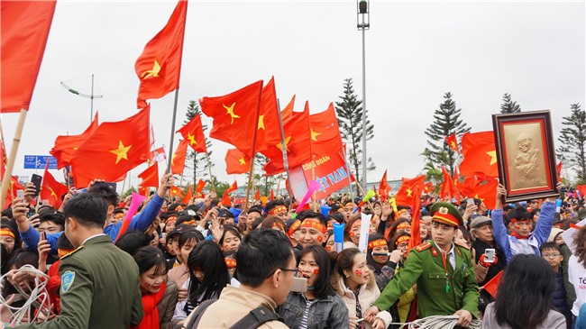 Bien co do sao vang chao don chien binh U23 Viet Nam o Noi Bai hinh anh 6