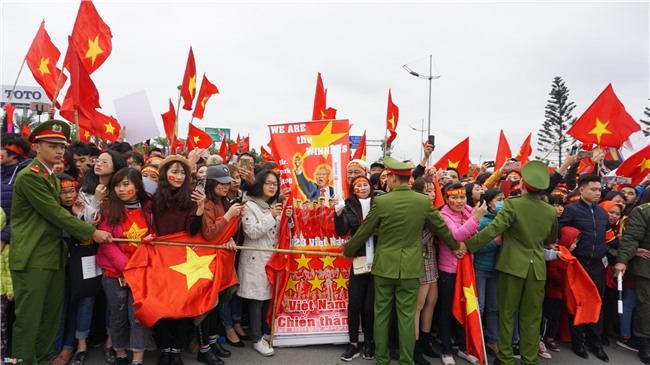 Bien co do sao vang chao don chien binh U23 Viet Nam o Noi Bai hinh anh 7