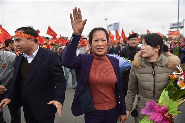 Mẹ thủ môn Bùi Tiến Dũng có mặt ở Nội Bài đón hai con trai trở về-1