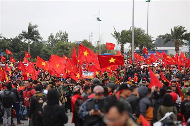 Mẹ thủ môn Bùi Tiến Dũng có mặt ở Nội Bài đón hai con trai trở về-3