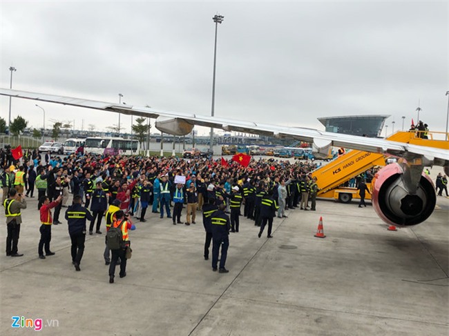 Phi co don U23 Viet Nam dap san bay Noi Bai, nghin nguoi chao don hinh anh 1