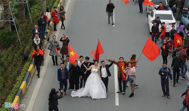 Phi co don U23 Viet Nam dap san bay Noi Bai, nghin nguoi chao don hinh anh 5