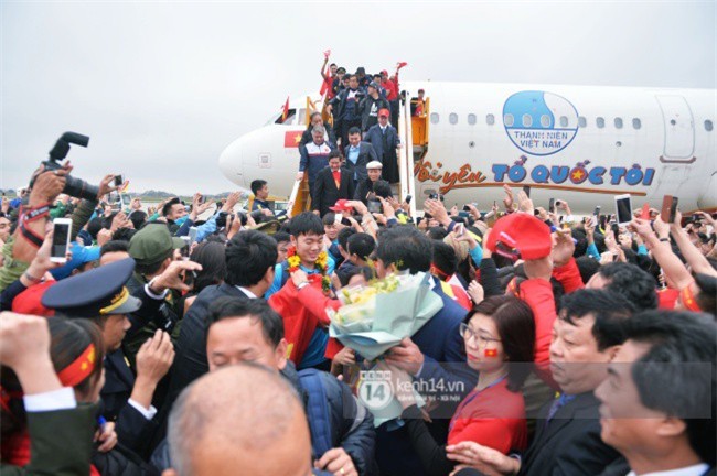 Khoảnh khắc các cầu thủ U23 xuống chuyên cơ trong vòng tay yêu thương của hàng ngàn người hâm mộ - Ảnh 5.