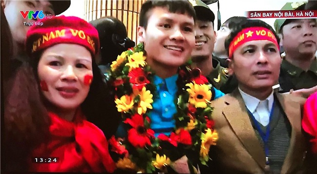 Cầu thủ Quang Hải vỡ òa, ôm chầm lấy người thân khi vừa đặt chân xuống sân bay Nội Bài - Ảnh 2.