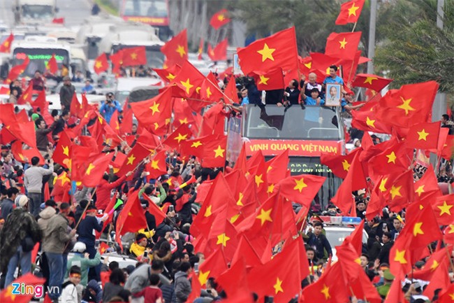 Xe buyt mui tran cho doi U23 Viet Nam dieu hanh trong bien nguoi hinh anh 9