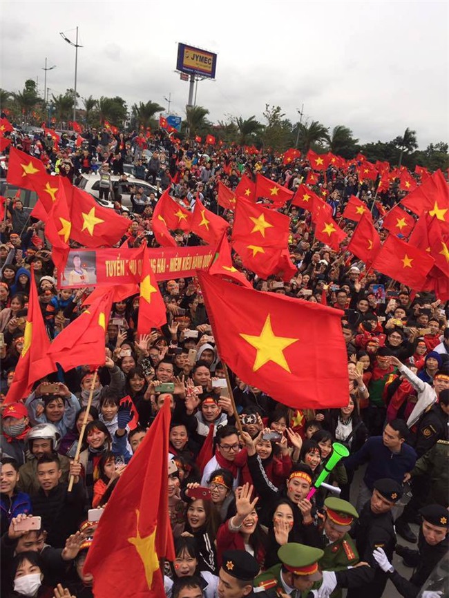 Duy Mạnh, Bùi Tiến Dũng, Đoàn Văn Hậu háo hức chụp ảnh với hàng nghìn người hâm mộ - Ảnh 3.