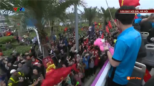 Xuân Trường cầm gấu bông hồng, cười híp mắt vẫy tay cưng quá chị em ơi! - Ảnh 3.