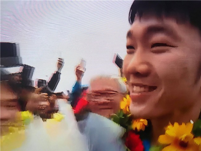 Xuân Trường cầm gấu bông hồng, cười híp mắt vẫy tay cưng quá chị em ơi! - Ảnh 6.