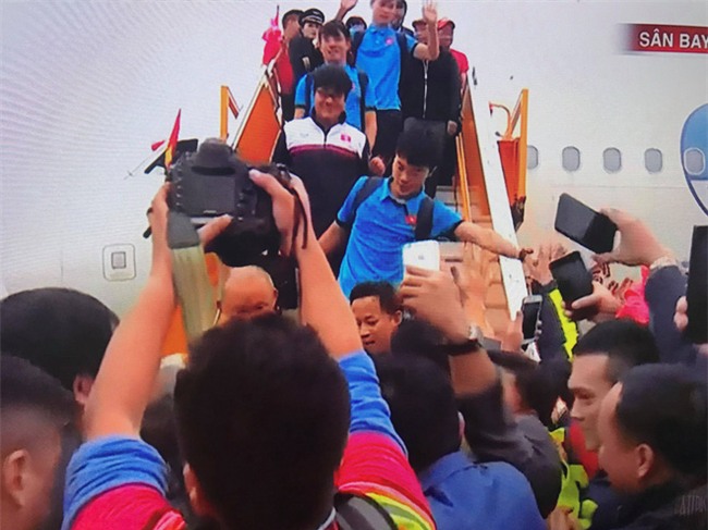 Xuân Trường cầm gấu bông hồng, cười híp mắt vẫy tay cưng quá chị em ơi! - Ảnh 8.