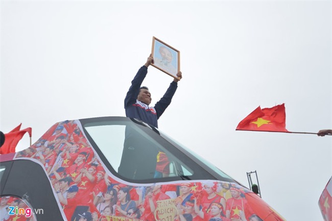 Xe buyt mui tran cho doi U23 Viet Nam dieu hanh trong bien nguoi hinh anh 3