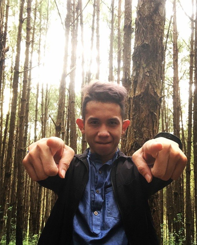 Thanh niên "tỉnh" nhất và yêu nghề nhất chính là Hồng Duy Pinky, vừa xuống sân bay đã quảng cáo mỹ phẩm! - Ảnh 1.