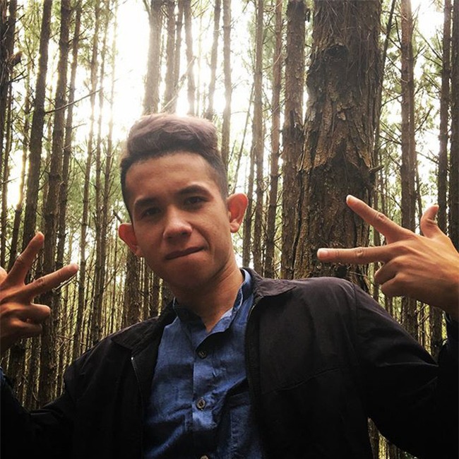 Thanh niên "tỉnh" nhất và yêu nghề nhất chính là Hồng Duy Pinky, vừa xuống sân bay đã quảng cáo mỹ phẩm! - Ảnh 1.