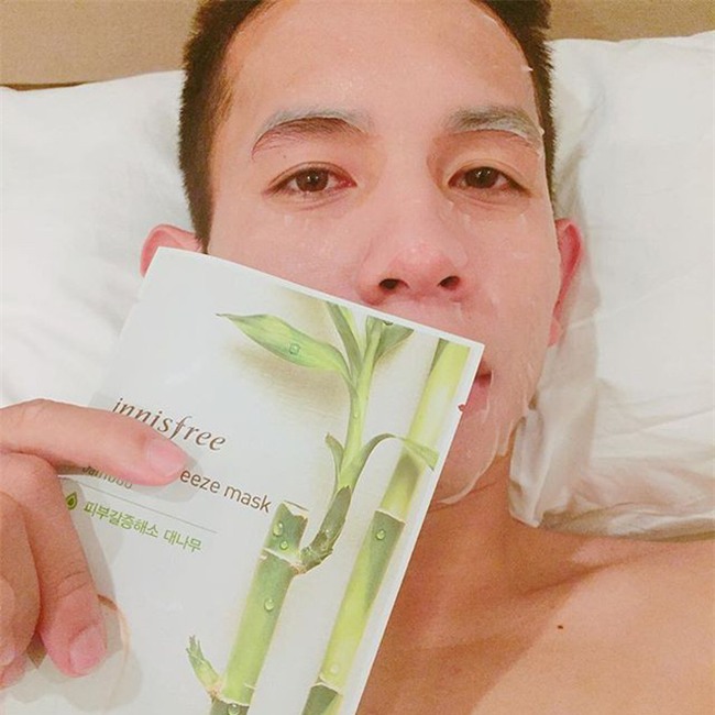 Thanh niên "tỉnh" nhất và yêu nghề nhất chính là Hồng Duy Pinky, vừa xuống sân bay đã quảng cáo mỹ phẩm! - Ảnh 1.