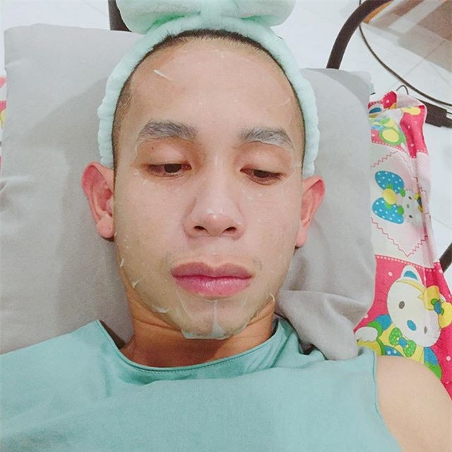 Thanh niên tỉnh nhất và yêu nghề nhất chính là Hồng Duy Pinky, vừa xuống sân bay đã quảng cáo mỹ phẩm! - Ảnh 2.