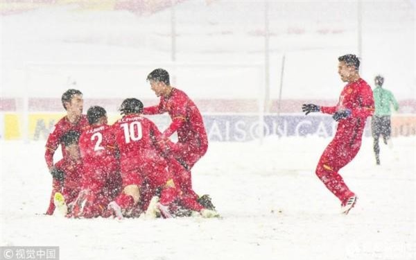 Khoảnh khắc xúc động: Duy Mạnh cắm lá cờ Việt Nam trên tuyết, cúi chào Quốc kỳ sau chung kết-1