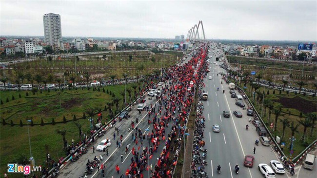 Xe buyt cho doi U23 Viet Nam ket giua bien nguoi o cau Nhat Tan hinh anh 1