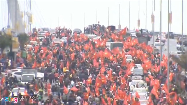 Xe buyt cho doi U23 Viet Nam ket giua bien nguoi o cau Nhat Tan hinh anh 2