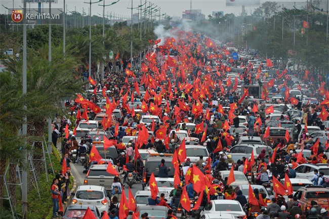 Tình yêu người hâm mộ quá lớn: Đường phố rợp xe và cờ, suốt 1 tiếng đồng hồ đoàn xe chở các cầu thủ U23 mới di chuyển được... 1km - Ảnh 1.