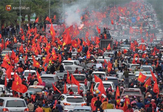 Tình yêu người hâm mộ quá lớn: Đường phố rợp xe và cờ, suốt 1 tiếng đồng hồ đoàn xe chở các cầu thủ U23 mới di chuyển được... 1km - Ảnh 2.