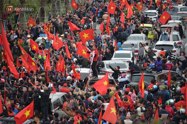 Tình yêu người hâm mộ quá lớn: Đường phố rợp xe và cờ, suốt 1 tiếng đồng hồ đoàn xe chở các cầu thủ U23 mới di chuyển được... 1km - Ảnh 4.