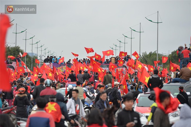 Tình yêu người hâm mộ quá lớn: Đường phố rợp xe và cờ, suốt 1 tiếng đồng hồ đoàn xe chở các cầu thủ U23 mới di chuyển được... 1km - Ảnh 5.
