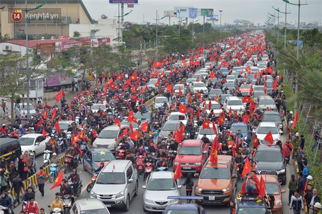 Tình yêu người hâm mộ quá lớn: Đường phố rợp xe và cờ, suốt 1 tiếng đồng hồ đoàn xe chở các cầu thủ U23 mới di chuyển được... 1km - Ảnh 6.
